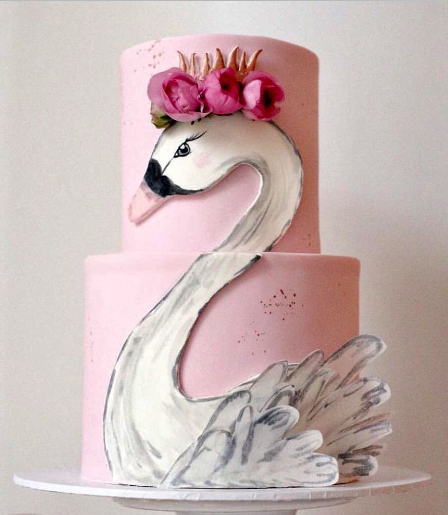 Свадебный торт в нежных тонах с лебедями