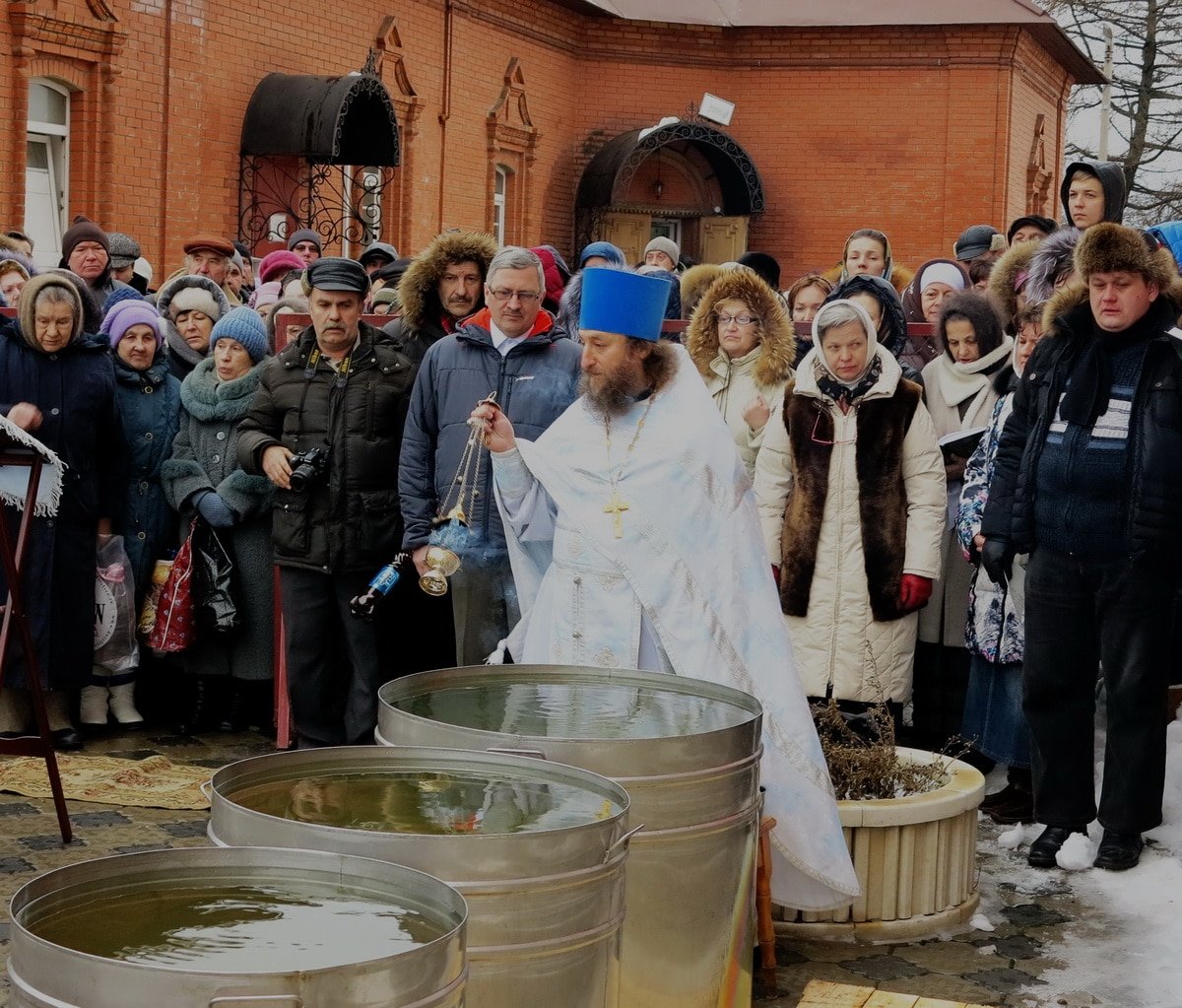 Взять святую воду в храме