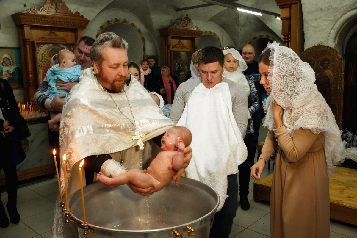 Крестить углы. Таинство крещения Андрея. Крещение в церкви. Крещение детей в церкви.