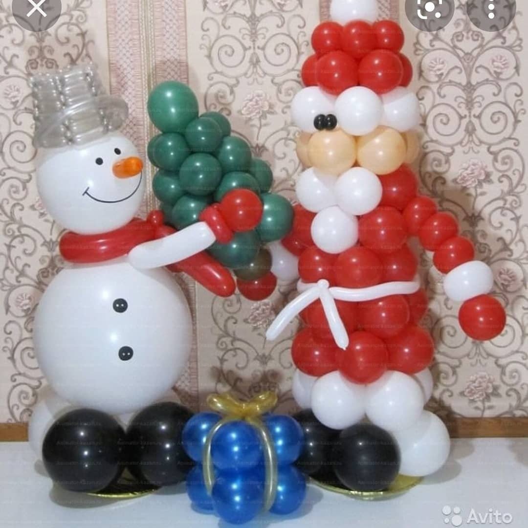 Снеговик шаров. Снеговик из воздушных шаров. Новогодние фигуры из шаров. Снеговик из шариков воздушных. Композиции из воздушных шаров на новый год.