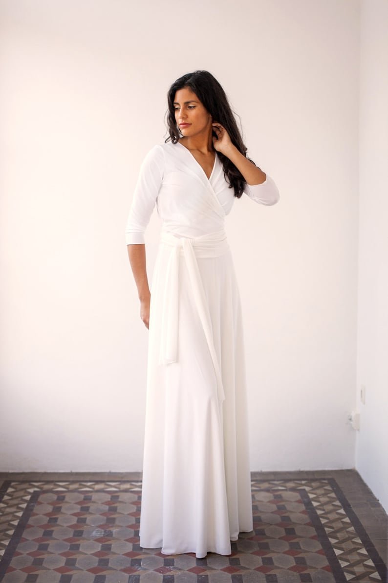 Белое платье с длинным рукавом