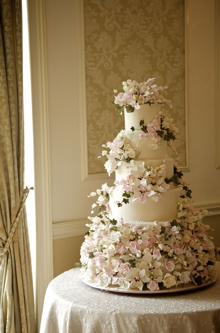 Свадебный торт дорогой