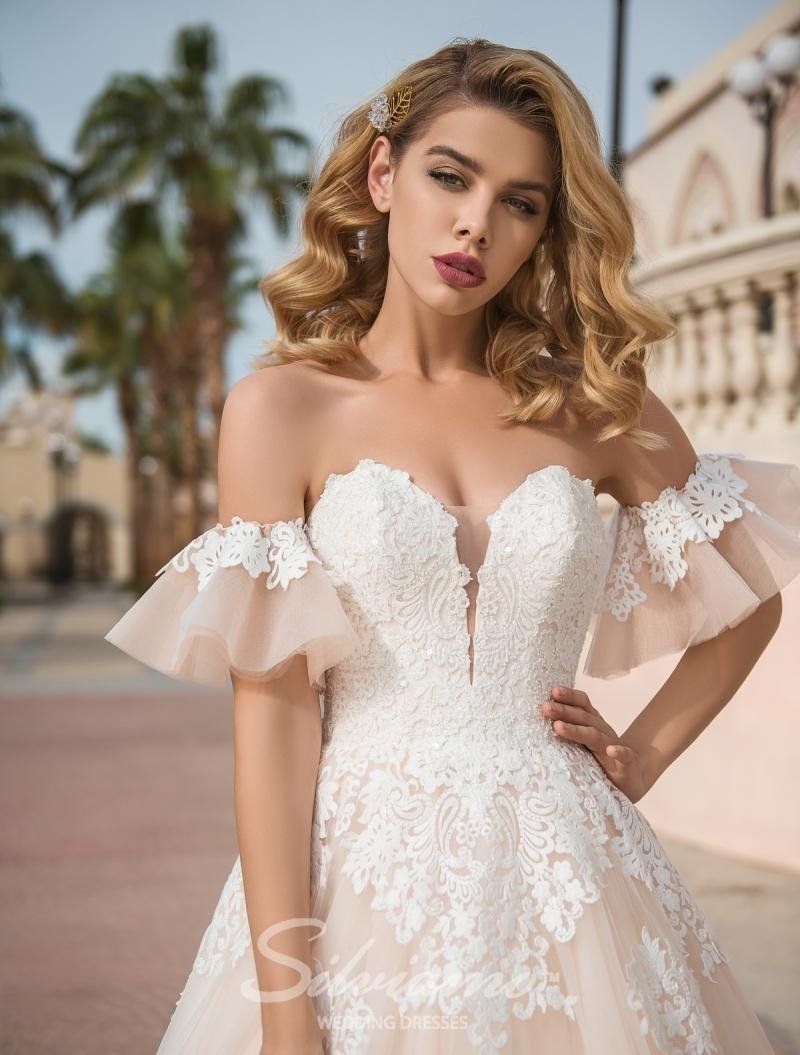 Прическа под свадебное платье с открытыми плечами
