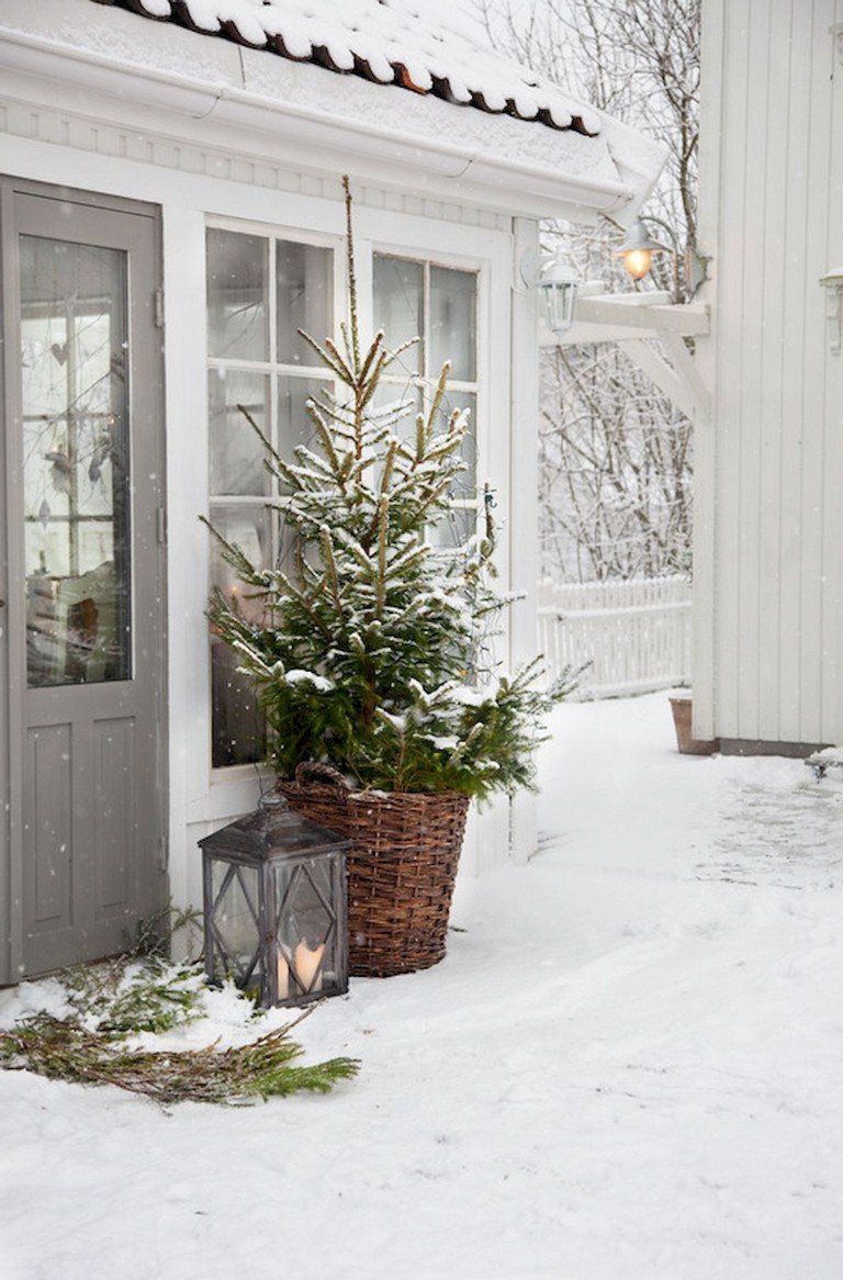 Новогодний декор в скандинавском стиле во дворе