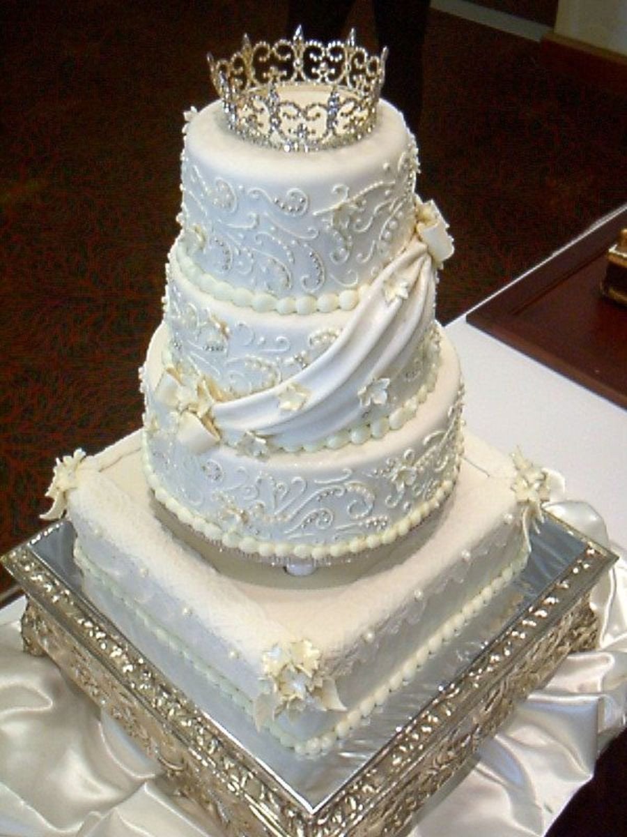Свадебный торт с короной