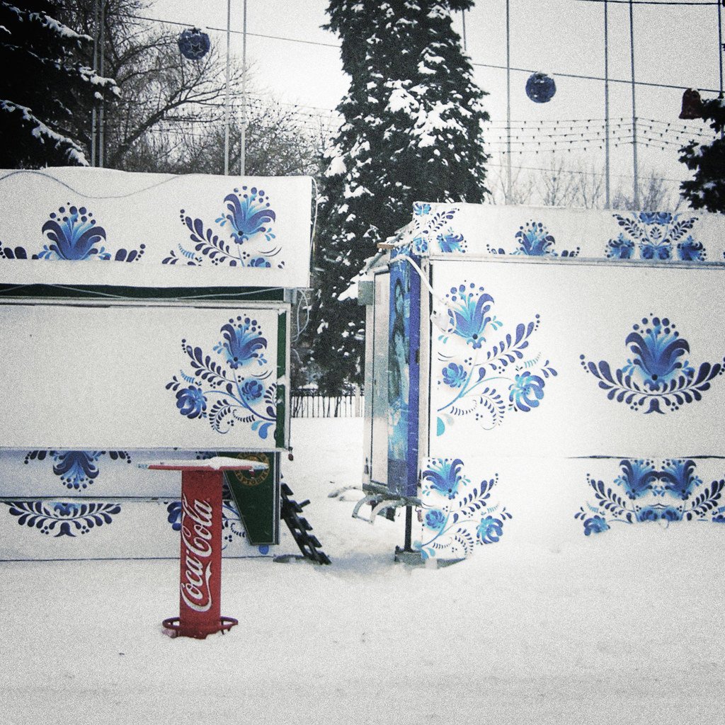 Новогодняя гжель. Новый год в стиле Гжель. Фотозона Гжель. Украшение на новый год в стиле Гжель. Новогодние окна в стиле Гжель.