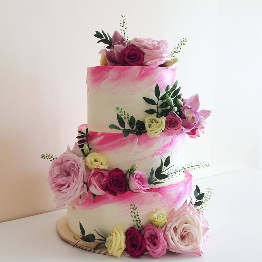Трехъярусный торт с цветами