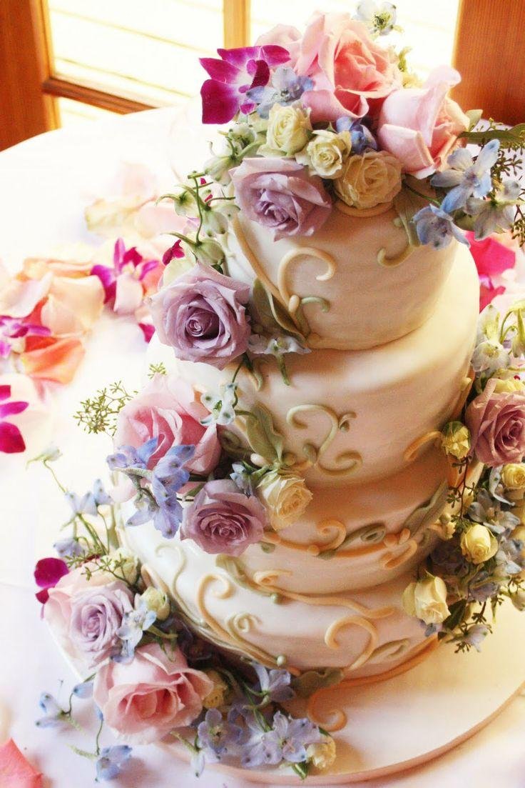 Шикарный торт и цветы