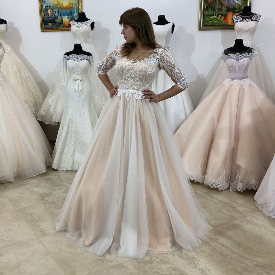 Свадебное платье на манекене в салоне
