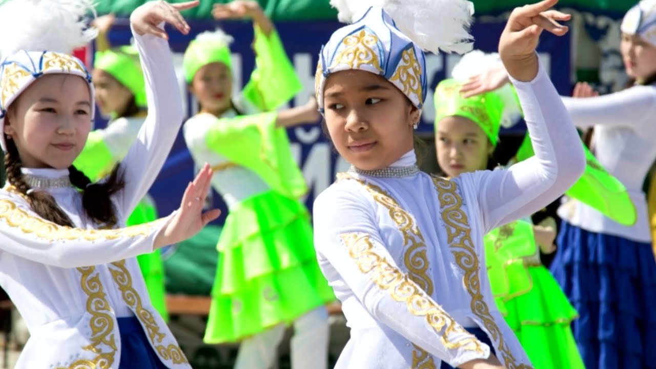 Казахская к. Наурыз у казахов. Наурыз казахский праздник в Астрахани. Казахстанские дети. Наурыз костюмы.