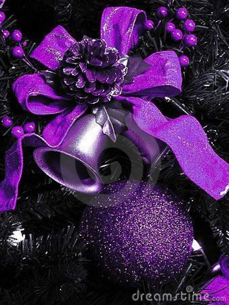 Фиолетовые новогодние украшения