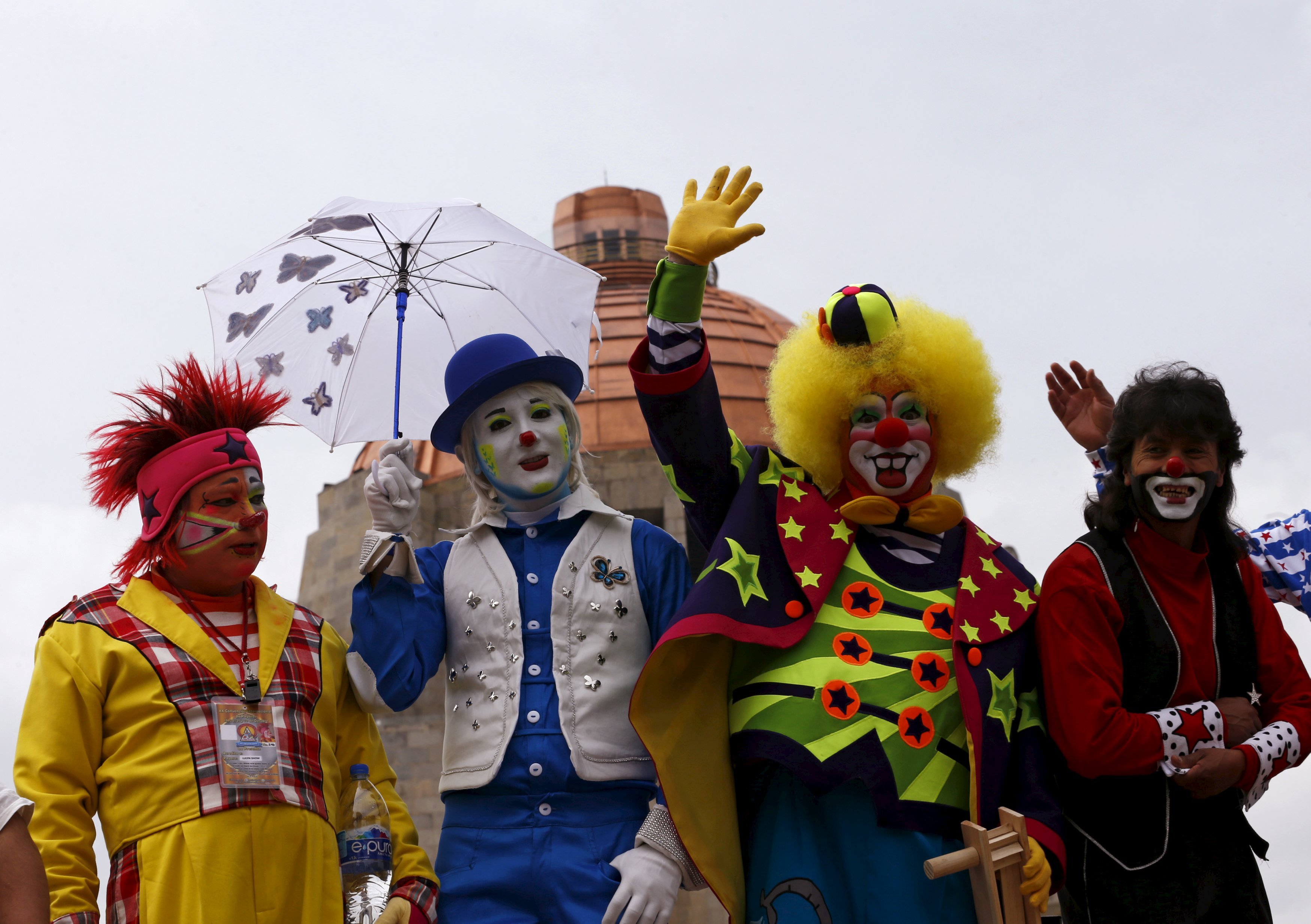 Марш клоунов. Фестиваль клоунов. Международная неделя клоунов. Международный фестиваль клоунов. Фестиваль клоунов клоунесса.