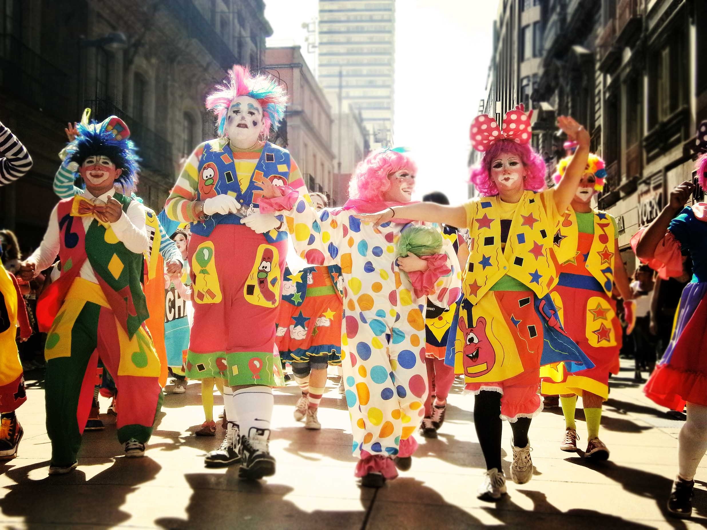 Марш клоунов. Карнавал шествие. Карнавал для детей. Костюм на карнавал. Костюмированное шествие.