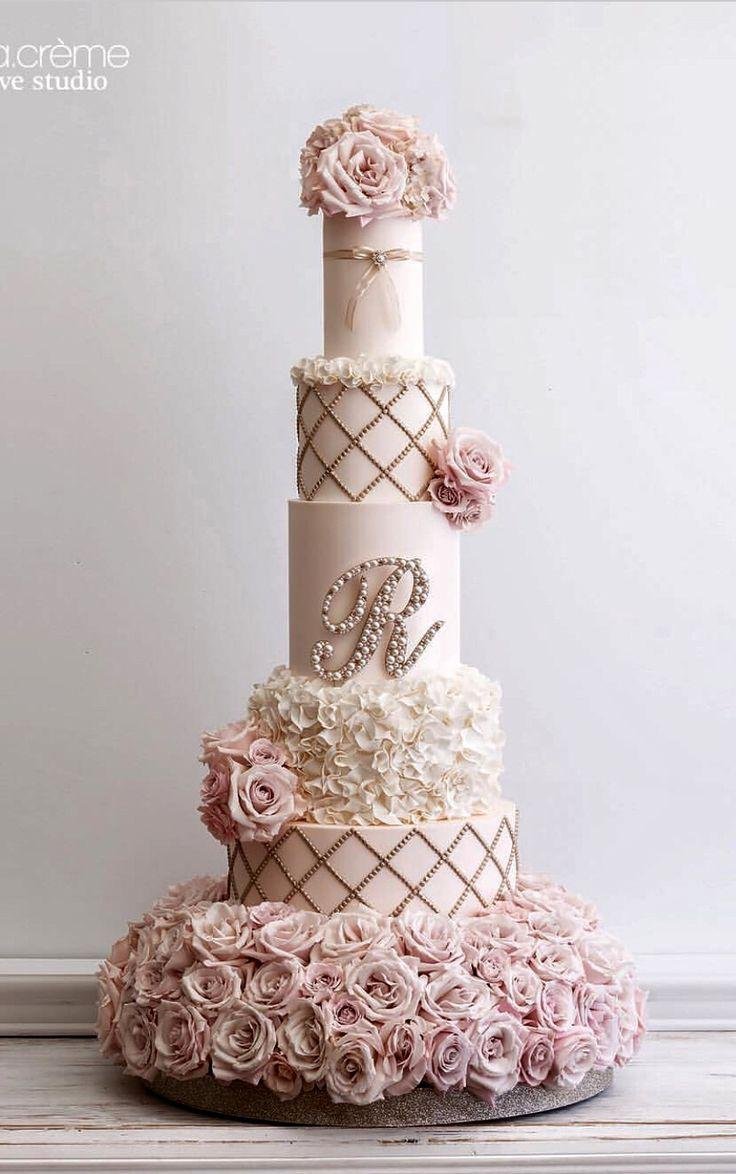 Свадебный трехъярусный торт в нежном цвете с цветами из мастики