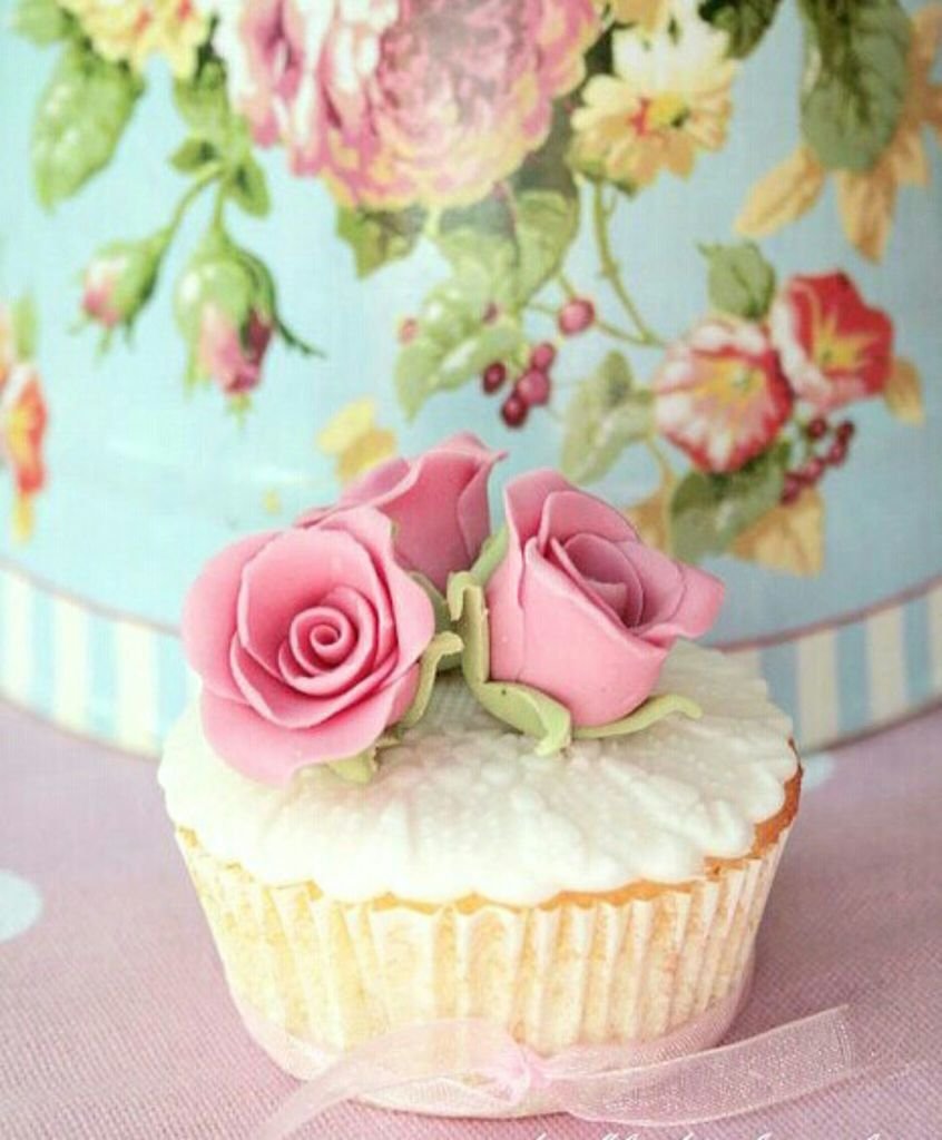 Красивые нежные цветы и торт открытка