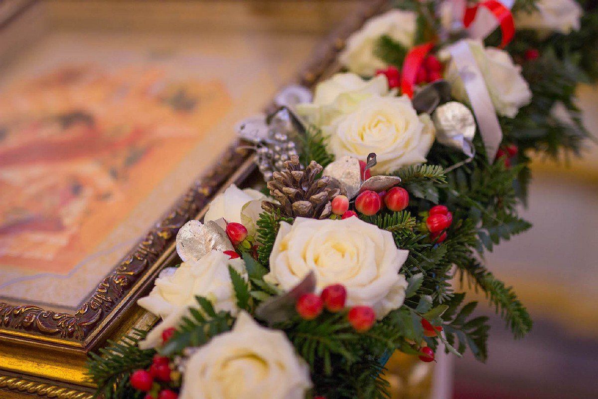 украшение храма на рождество цветами