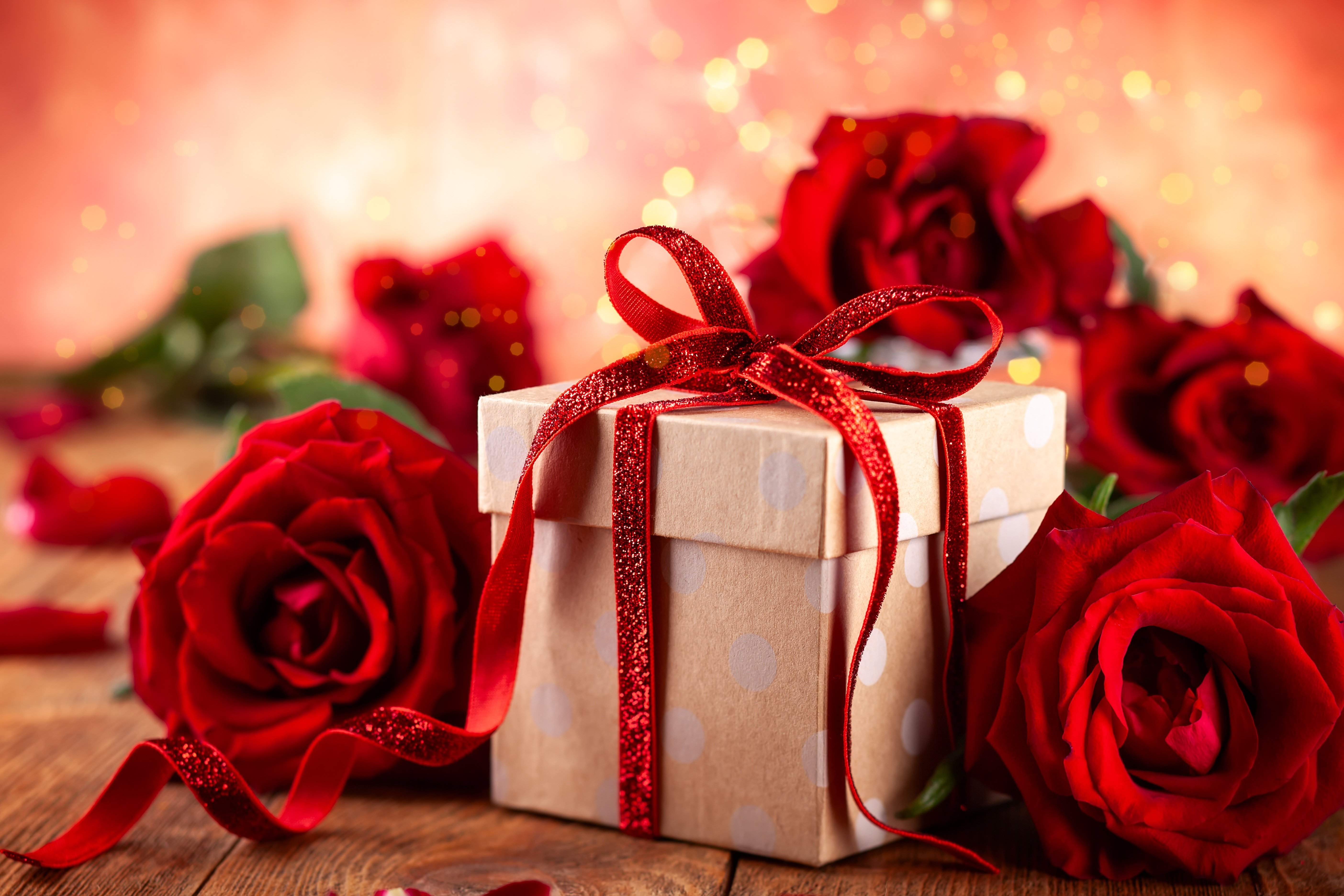 Красивый подарок женщине на день рождения. Цветы в подарок. Красивые подарки. Красивые цветы в подарок. Розы подарок.
