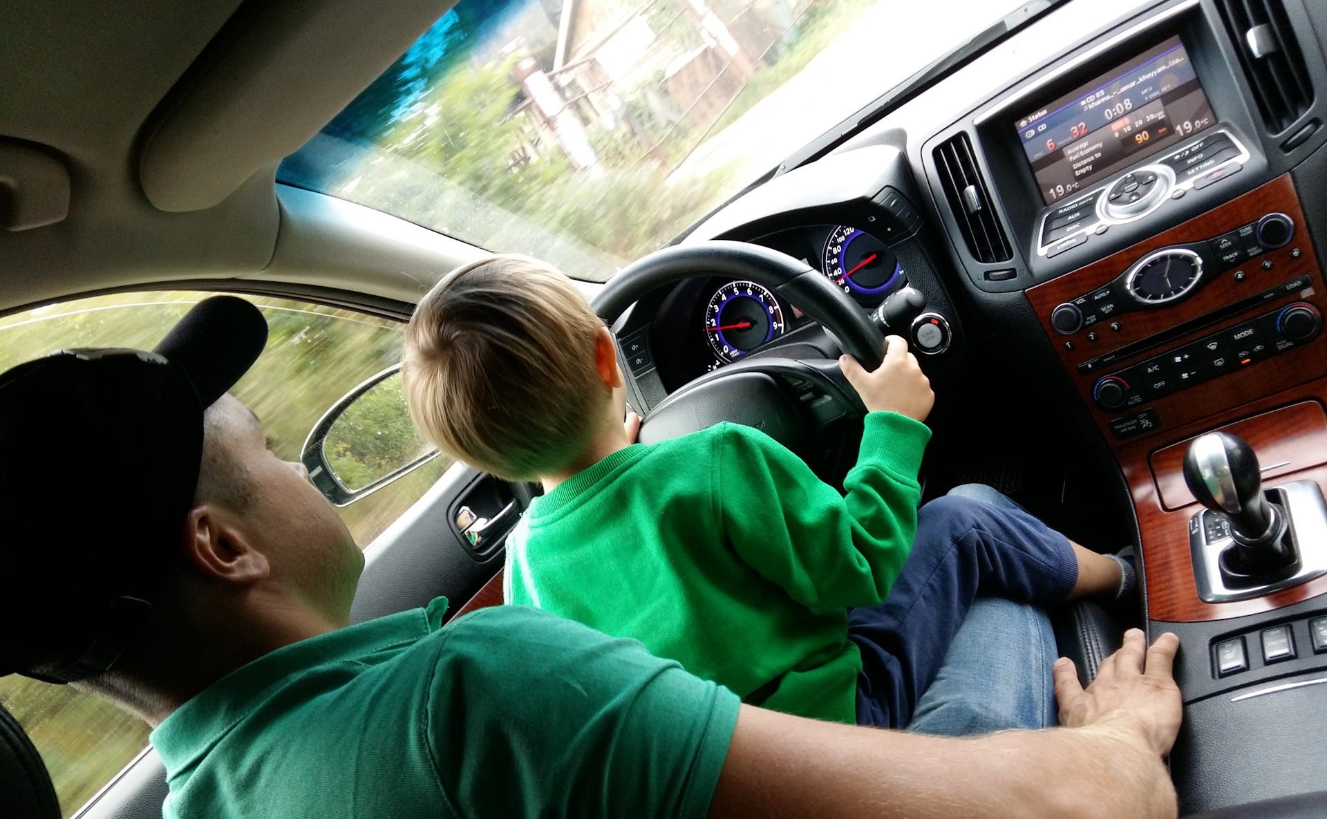 Папа с сыном поехали. Ребенок за рулем. Ребёнок за рулём автомобиля. Автомобиль для детей. Ребенок возле машины.