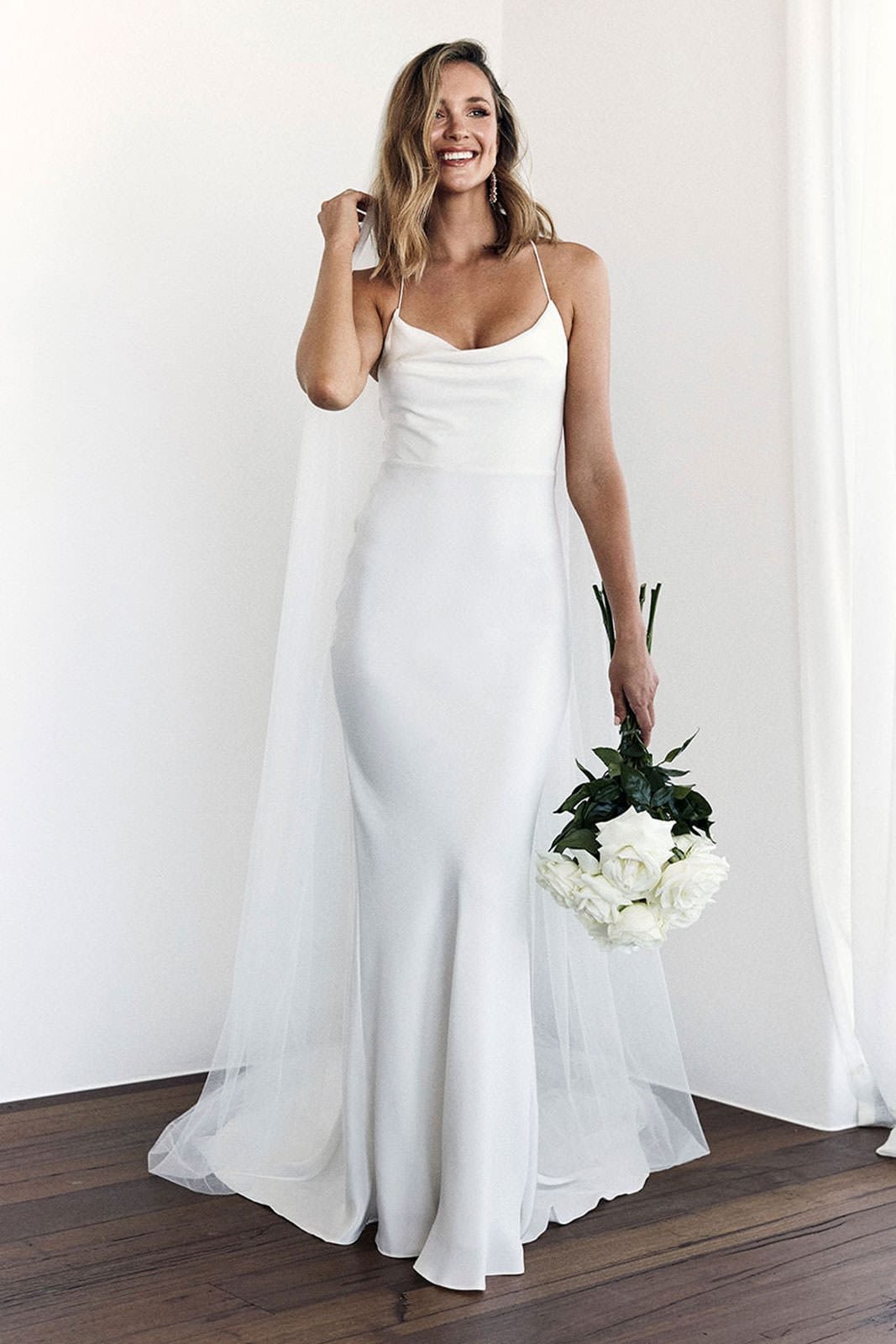 Платья белые шелка. Платье невесты. Элегантное свадебное платье. Стильные Свадебные платья. Белое шелковое платье свадебное.