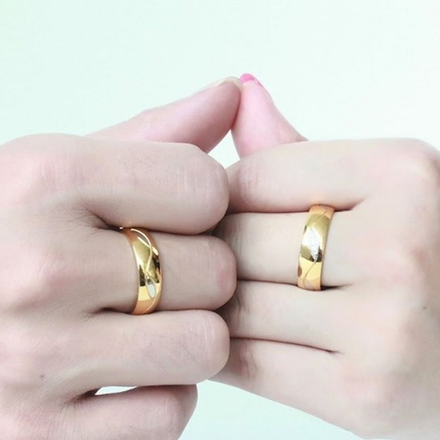 Обручальные кольца парные золотые на руках