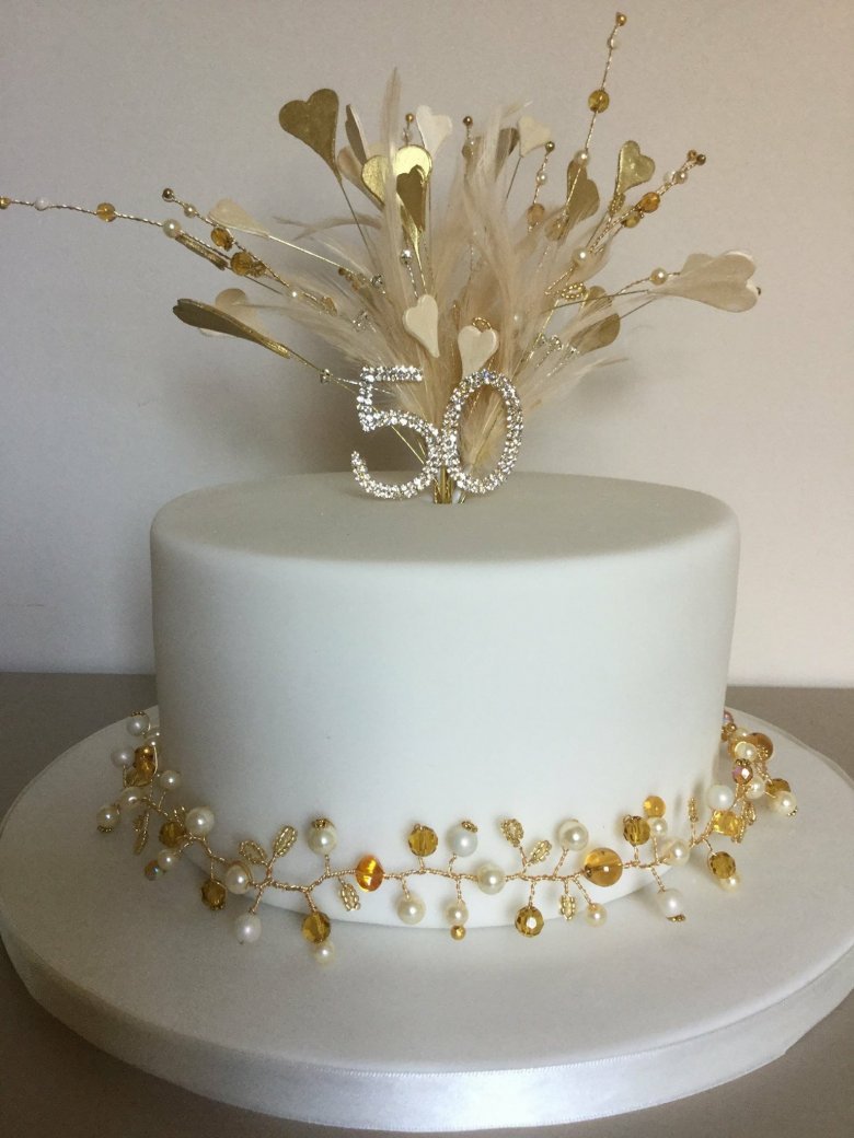 Торт с золотыми украшениями