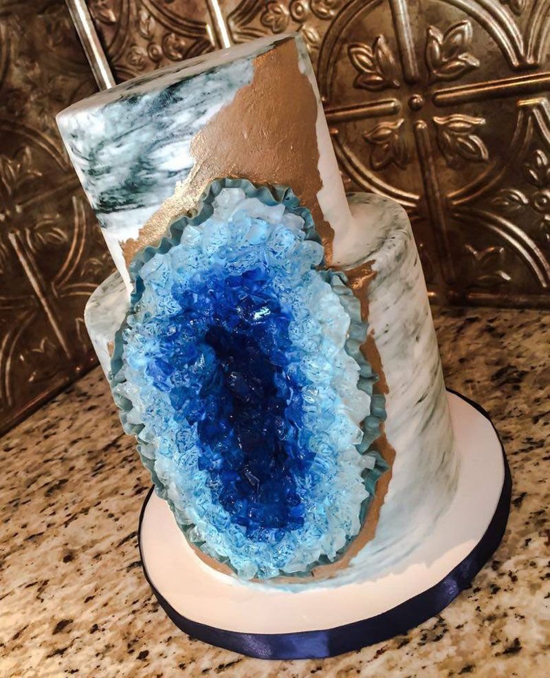 Торт в виде кристалла