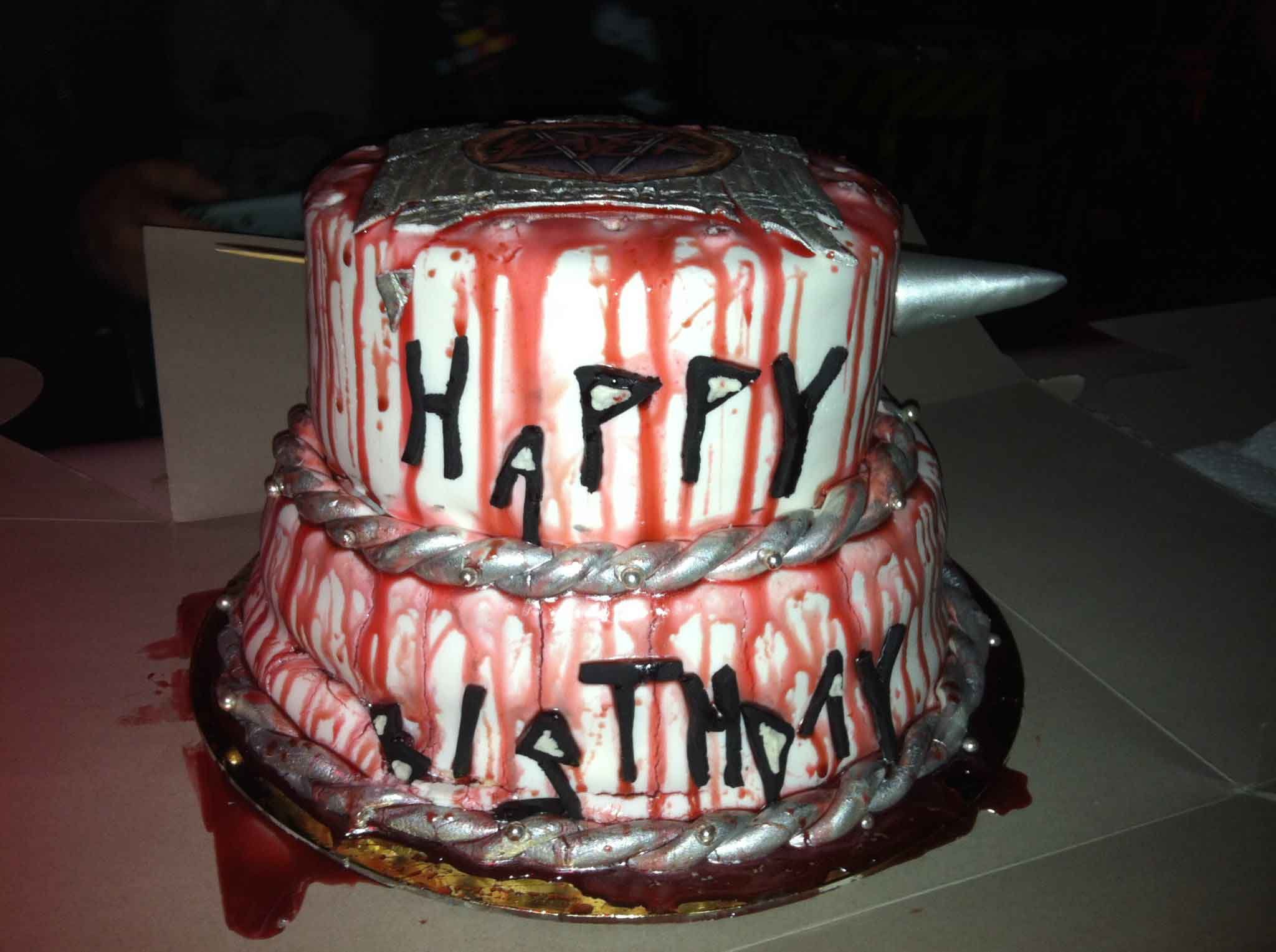 Рождение хоррор. Страшный торт на день рождения. Торты в стиле Heavy Metal. Торт в стиле металла.