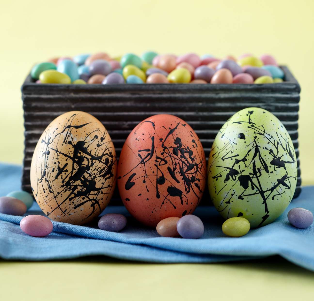 Можно красить яйца красками. Украшение пасхальных яиц. Украшение яиц на Пасху. Украсить пасхальное яйцо. Необычный декор пасхальных яиц.