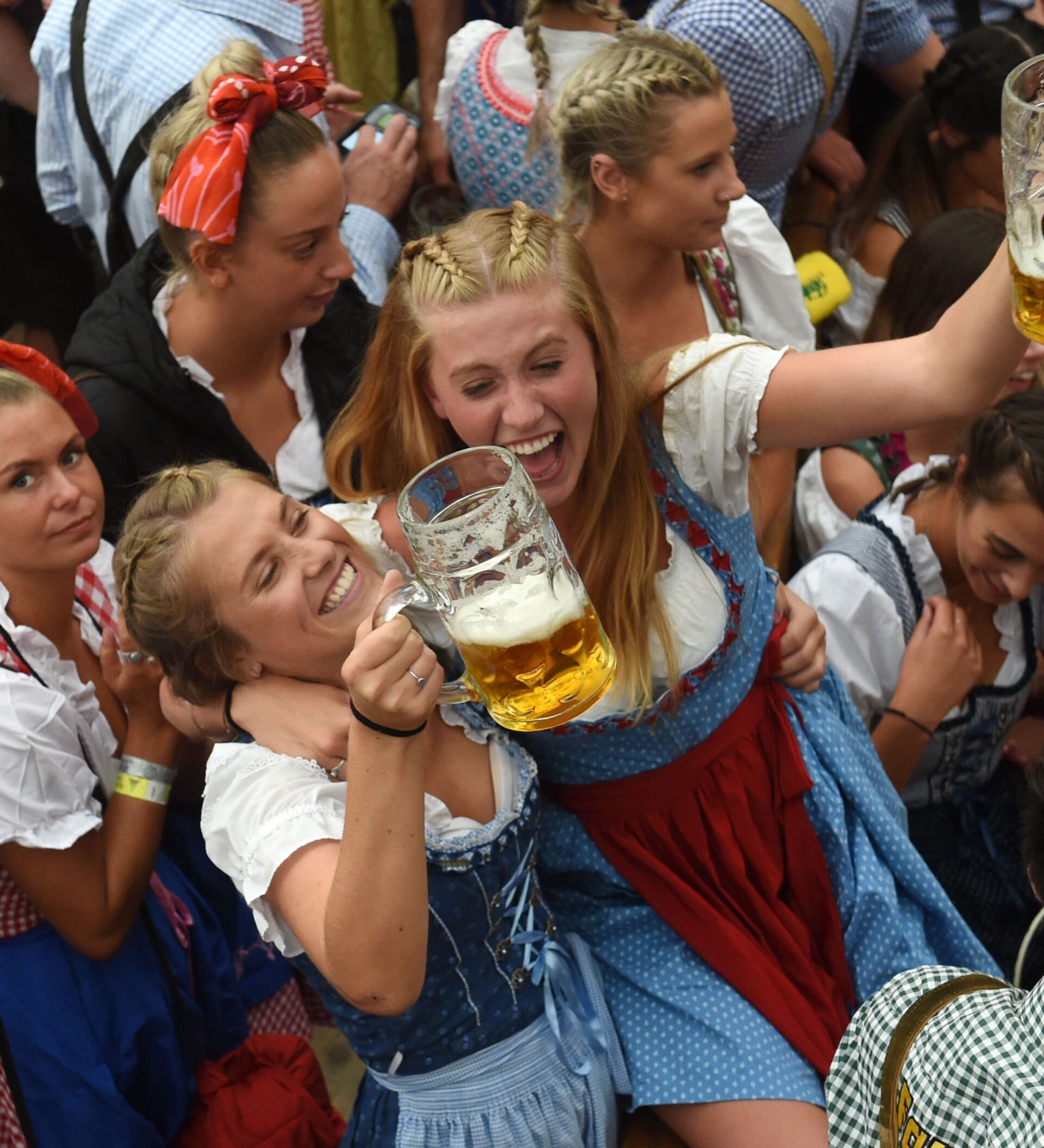 Октоберфест сколько пивоварен участвует в празднике. Фестиваль Октоберфест в Германии. Октоберфест в Мюнхене. Октобер фестиваль в Германии.
