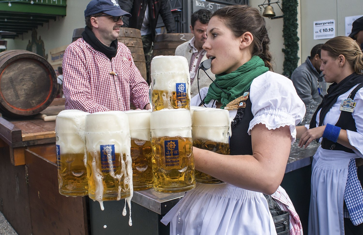 Октоберфест сколько пивоварен. Фестиваль Октоберфест в Германии. Германия пиво с Октоберфеста. Пивной праздник в Германии официантки.