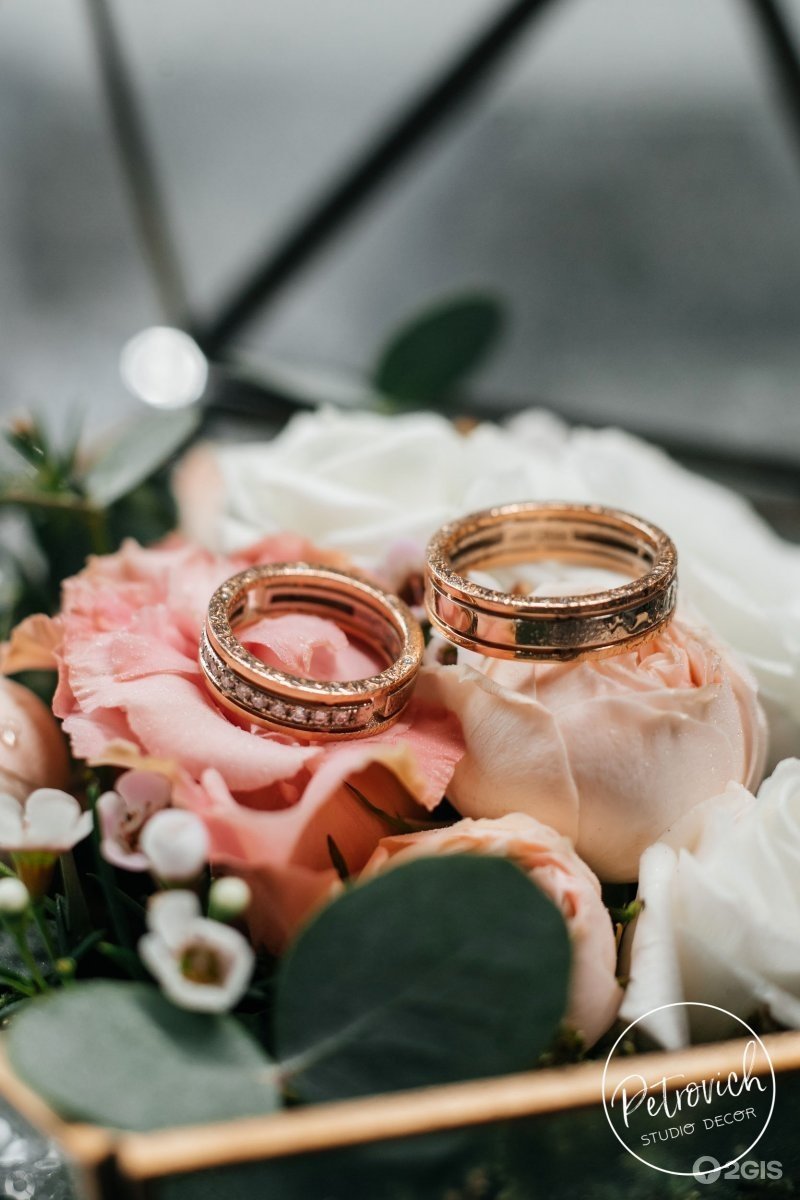Обручальные кольца и цветы