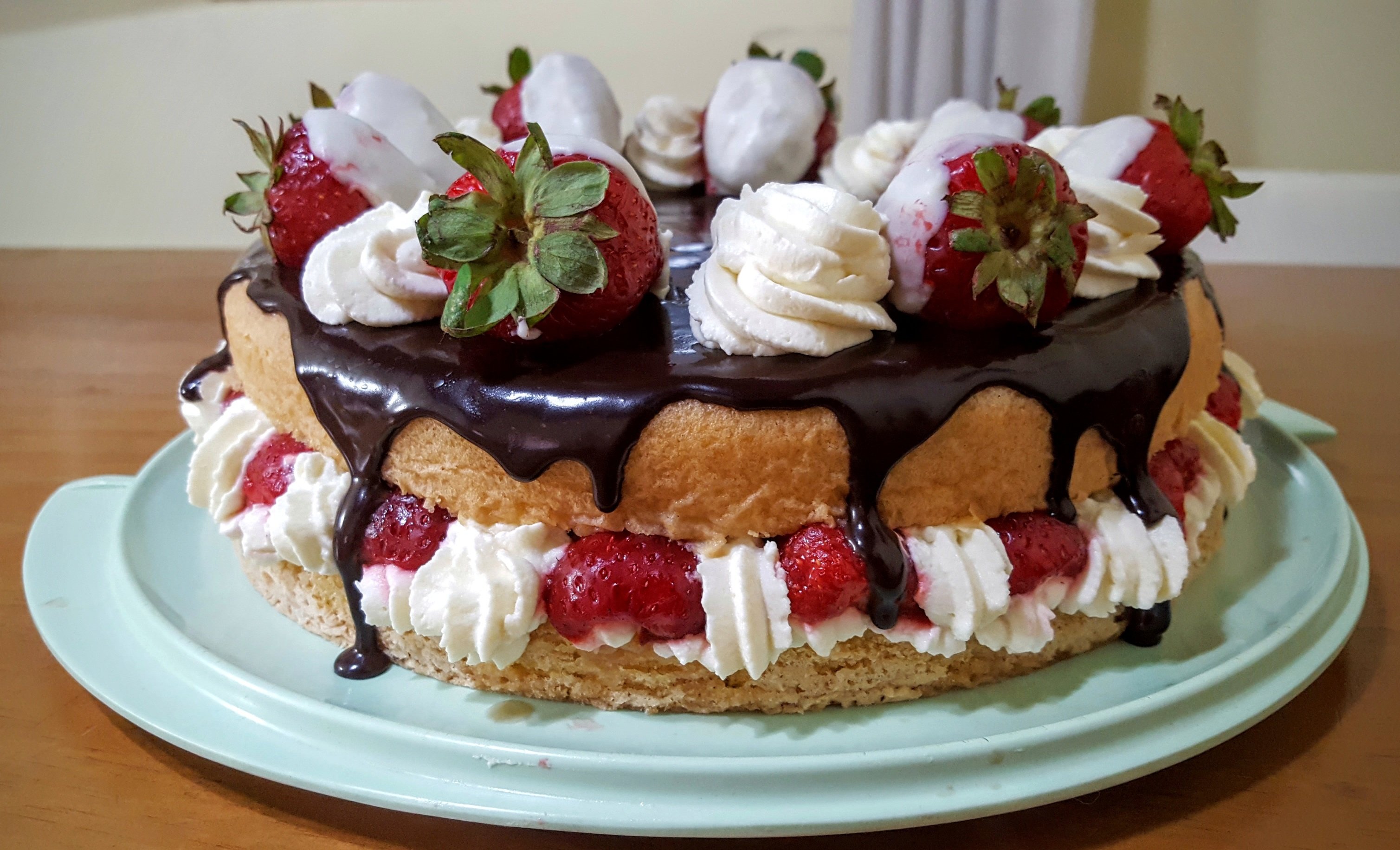 Фото торта со сливками. Бисквитный торт. Украшение бисквитного торта. Красивые торты. Красивый бисквитный торт.