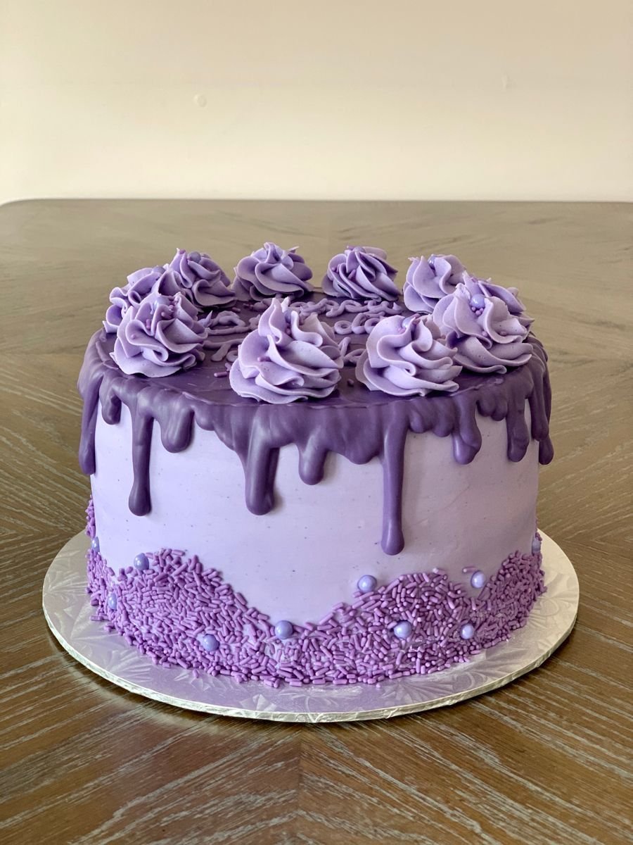 Шоколадный торт с фиолетовыми цветами