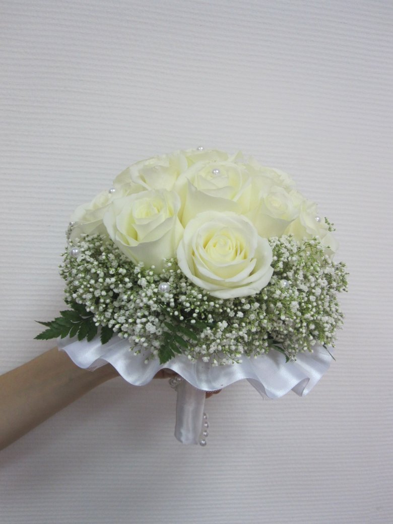 Свадебный букет из 5 белых роз
