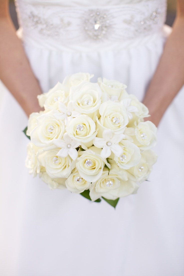Элегантный свадебный букет из белых цветов