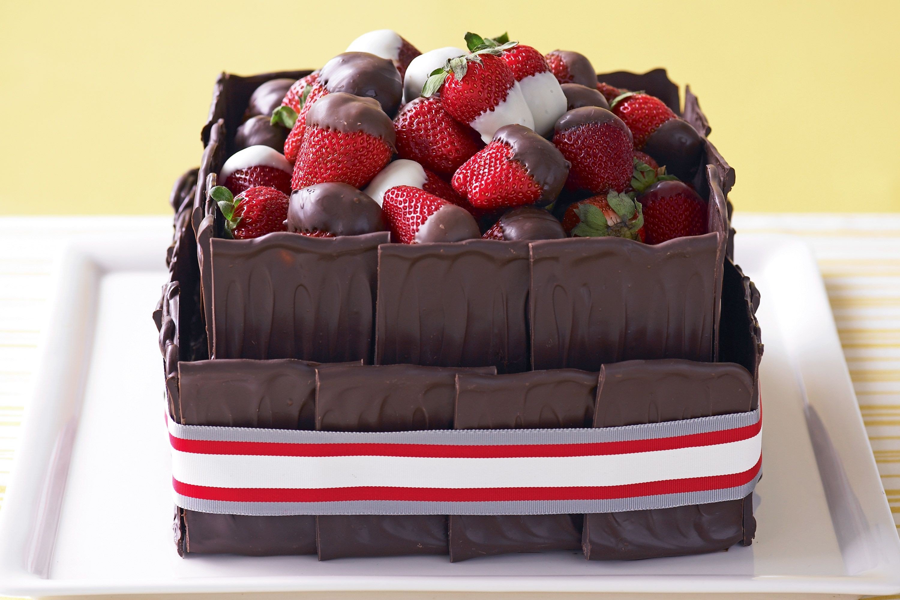 Торт из клубники в шоколаде. Бенто торт шоколад вишня. Торт с клубникой. Шоколадный торт с клубникой. Украшение торта клубникой и шоколадом.