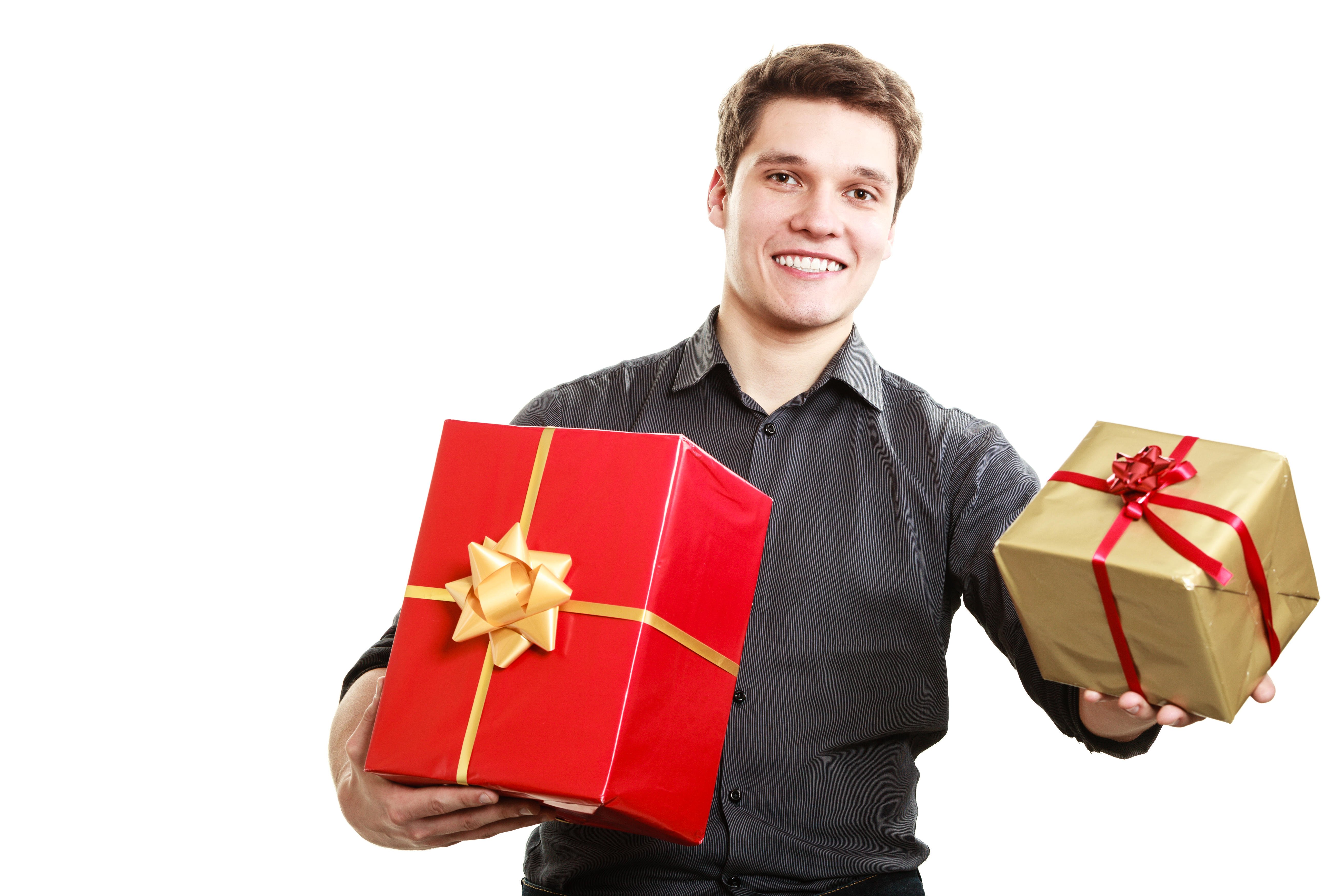 Как получить подарки разом. Человек с подарком. Подарок " мужчине". Человек с подарочной коробкой. Мужчина дарит подарок.