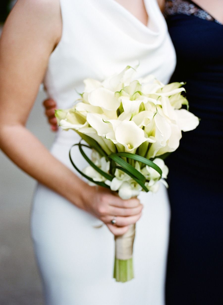 Свадебный букет белые розы шикарный букет