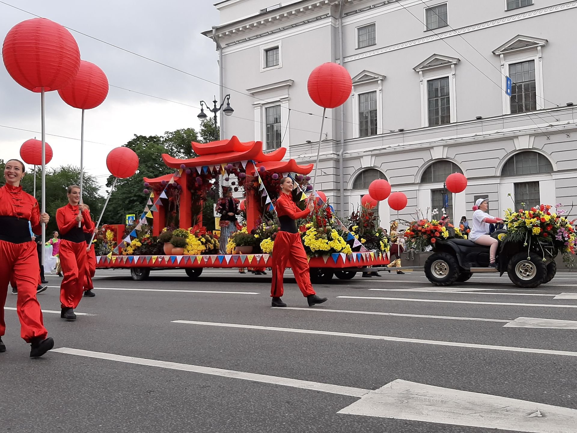 Фестивали в петербурге. Парад на Невском проспекте. Парад цветов СПБ. Парад цветов в Санкт Петербурге 2021. Фестиваль цветов в Питере.