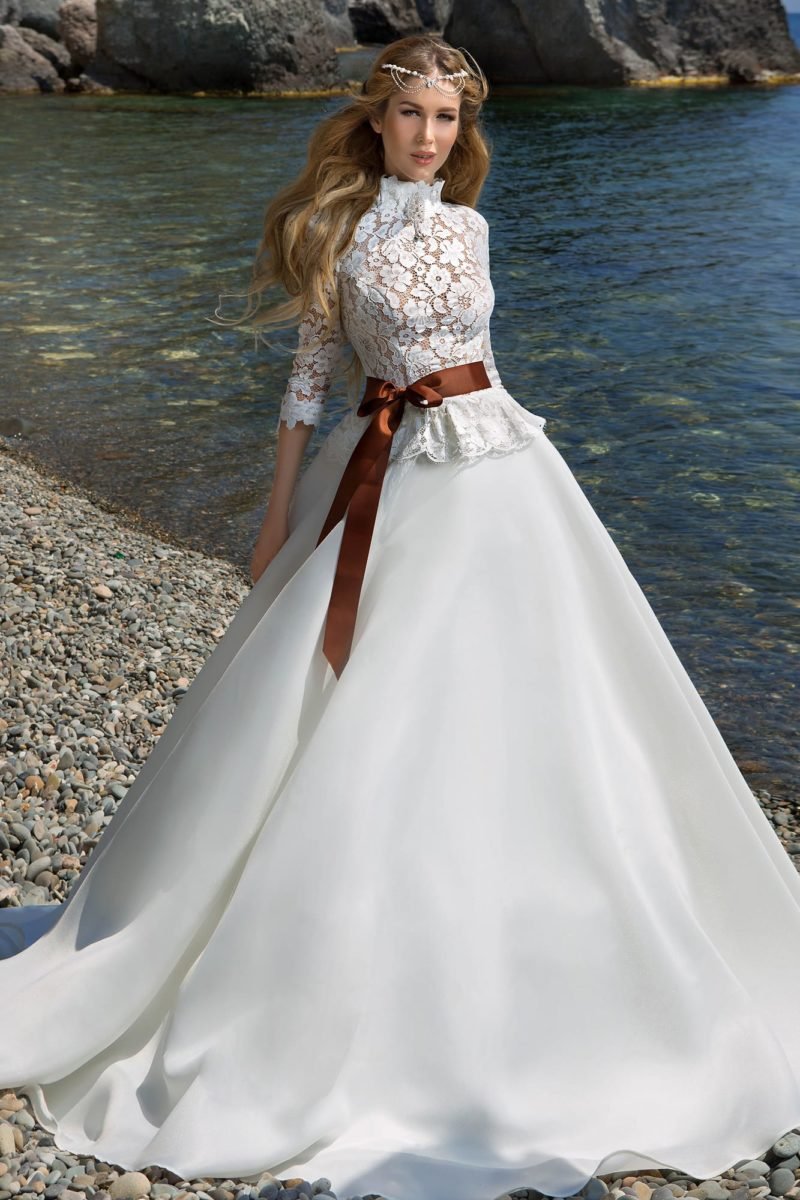Свадебное платье с высоким горлом