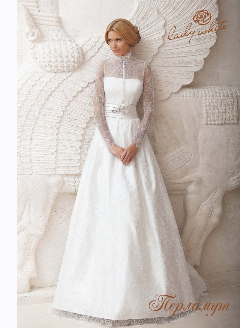 Свадебное платье с воротником атласное