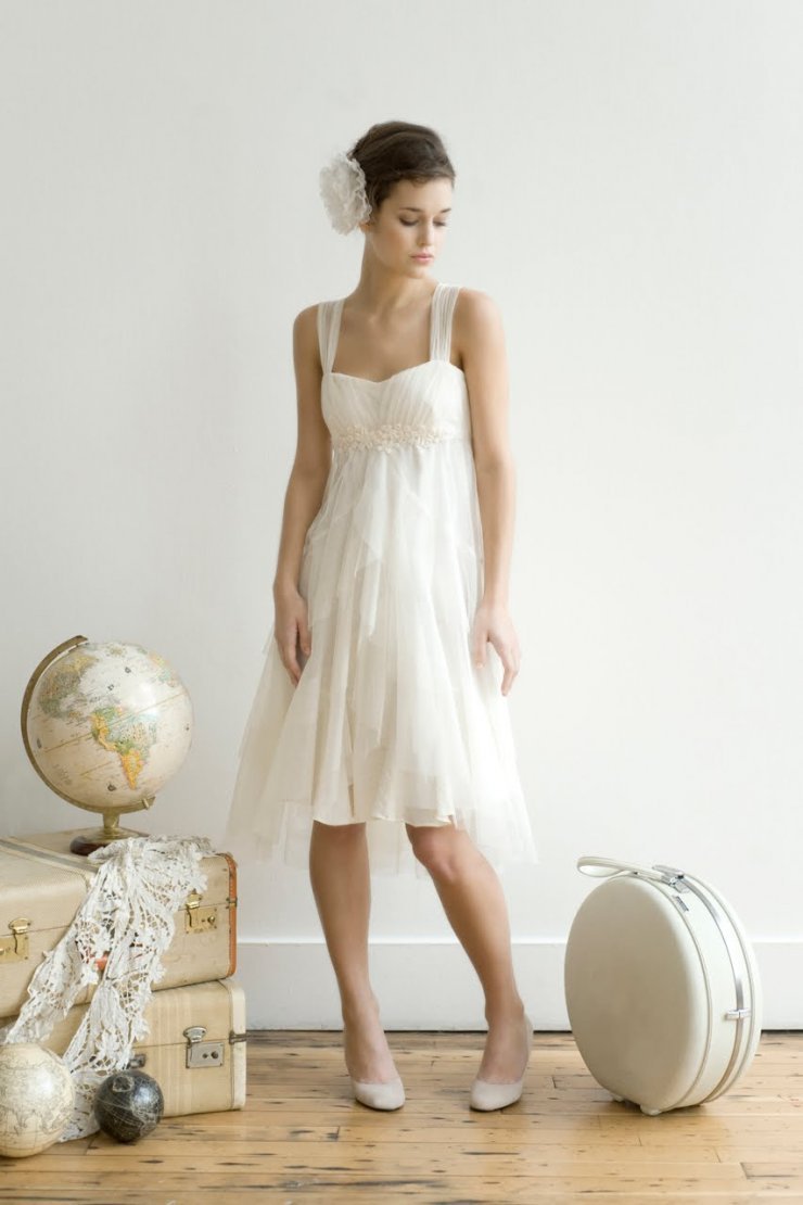 Короткое свадебное платье с кедами
