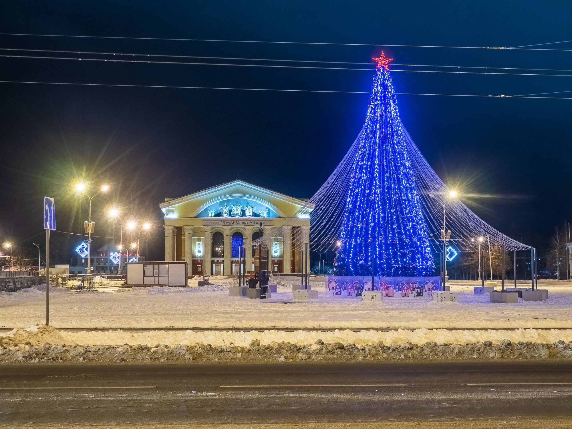 Киров фото год. Елка на площади Кирова Петрозаводск 2021. Елка на площади Кирова Петрозаводск 2022. Петрозаводск елка на площади Кирова. Главная елка Петрозаводск 2021.