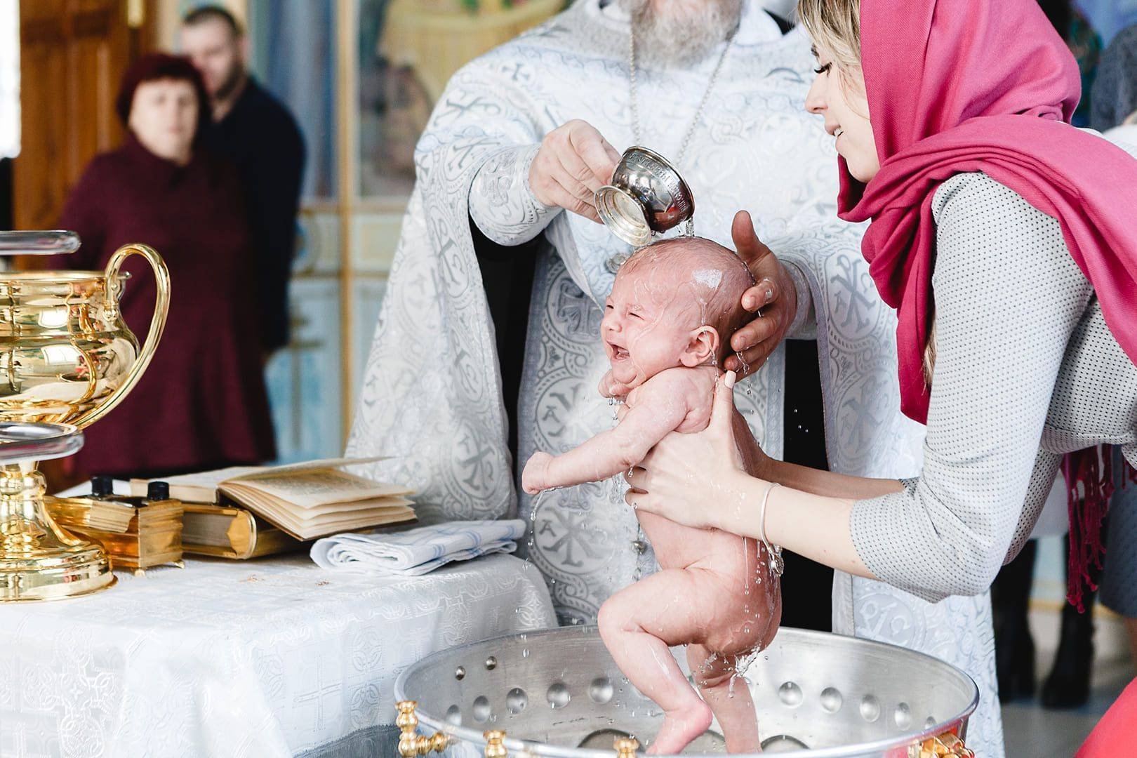 Крестят ли во время поста. Крещение ребенка. Обряд крещения. Фотосессия на крестины ребенка. Таинство крещения фотосессия.