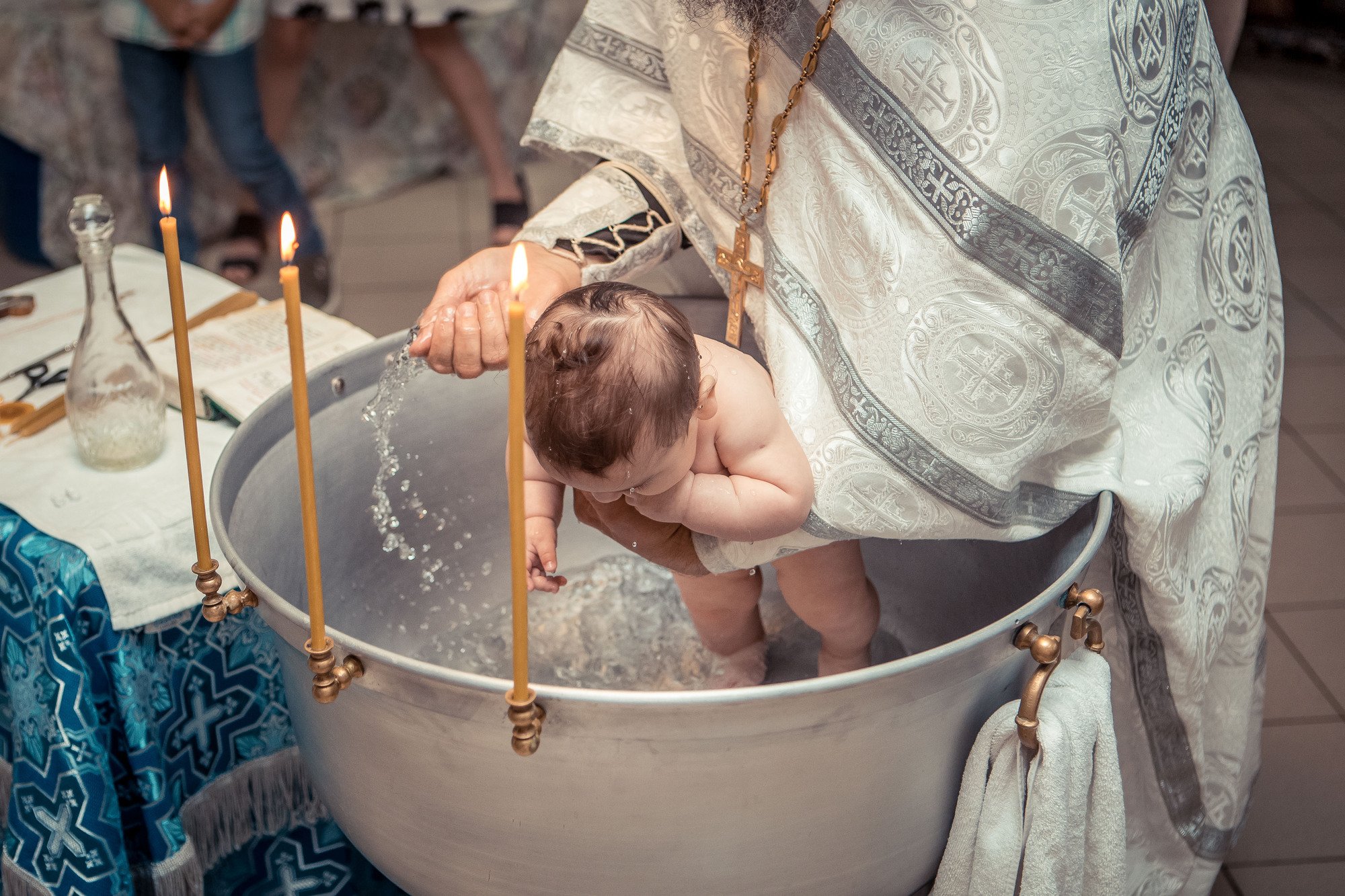 Можно ли мальчику крестить мальчиков. Крестины таинство крещения. Таинства христианства крещение. Крещение Миропомазание. Крещение детей в церкви.