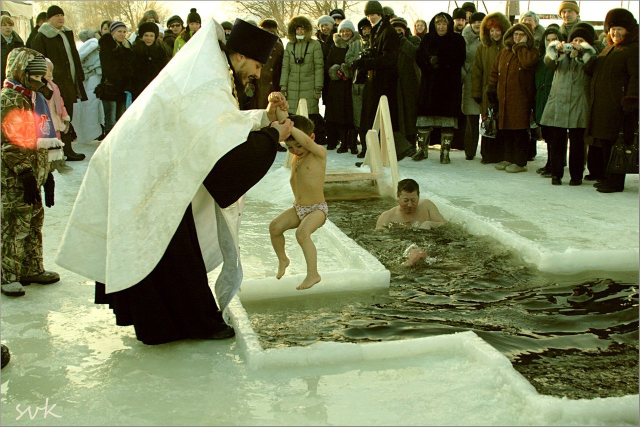 Надо искупаться. Крещение Господне окунание Иордан. Крещение Руси прорубь. С Крещением Господним 19 января. Крещение Господне Иордан 2023.