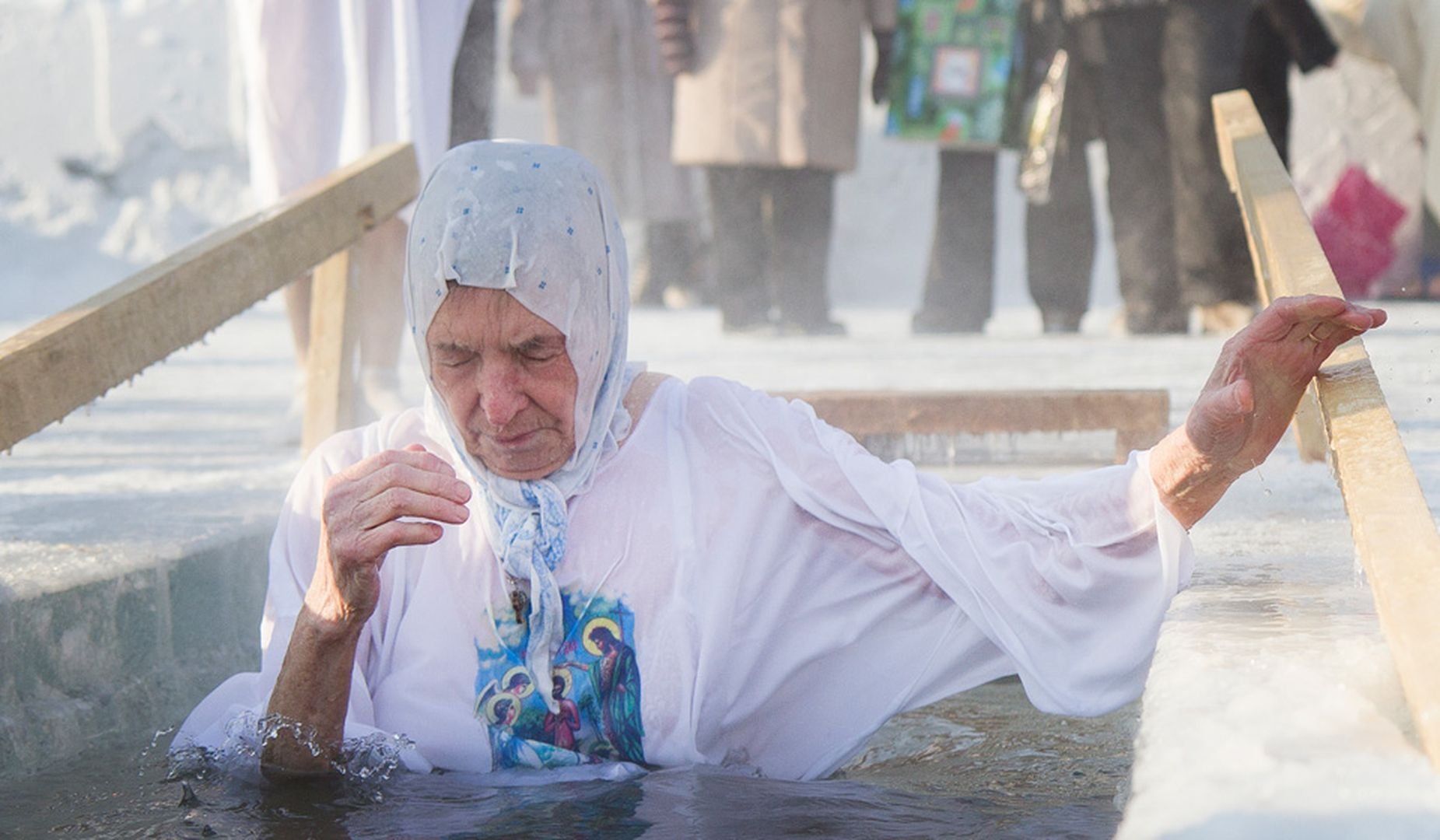 Пожилые купаются. Крещение Господне окунание Иордан. Крещение Господне Иордан 2023. Крещение в Иордане. Крещенские купания.