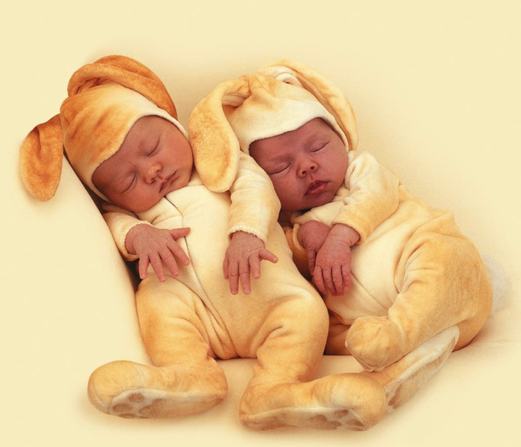 Поздравить с рождением двойняшек девочек. Поздравляю с двойняшками. С рождением двойни мальчиков. Поздравляю с рождением малышей двойняшек. Поздравляю с рождением детей двойни.