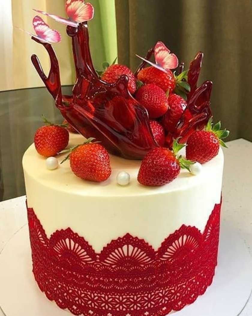 Декор торта с ягодами и вазой