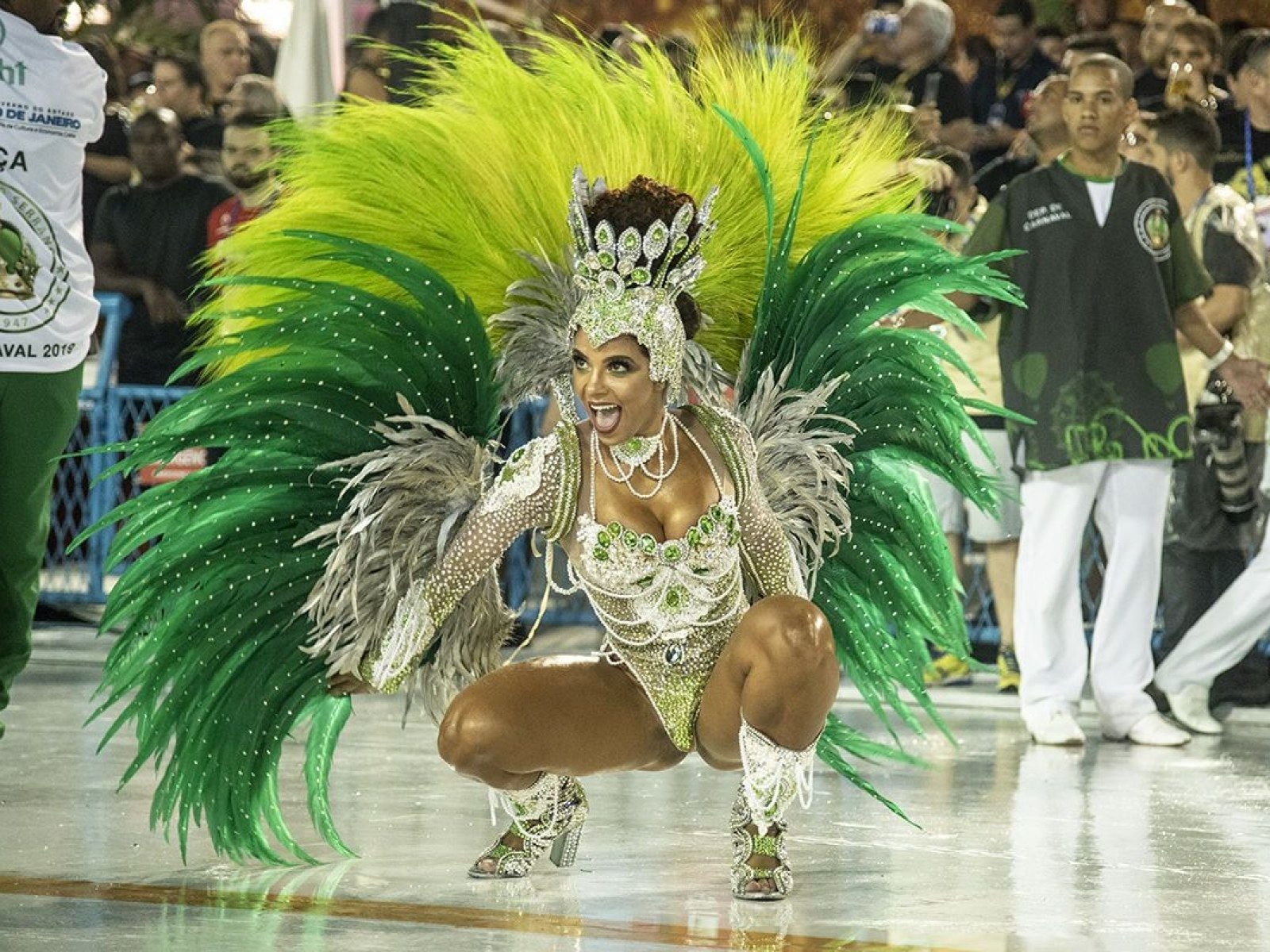 Carnival girls. Карнавал в Рио-де-Жанейро. Карнавал в Рио-де-Жанейро (бразильский карнавал). Карнавал в Рио-де-Жанейро 2019. Карнавал Рио бразильянки.